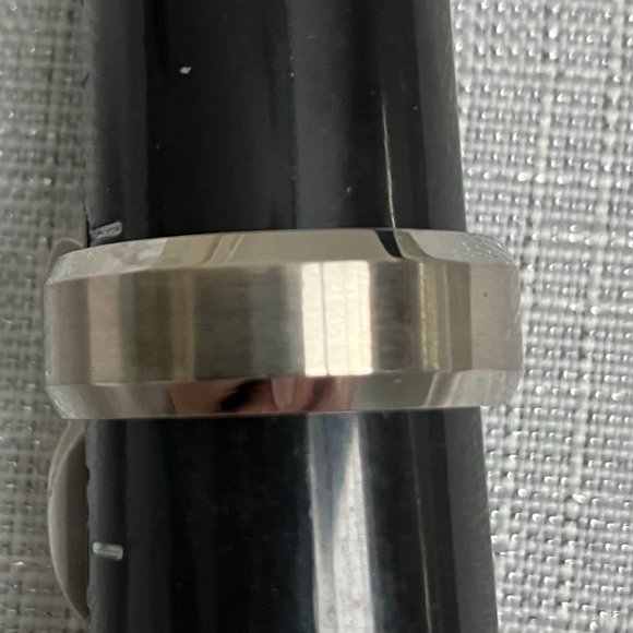 Silver Beveled Edge Men's Stainless Steel Ring Size 10 - Picture 2 of 2